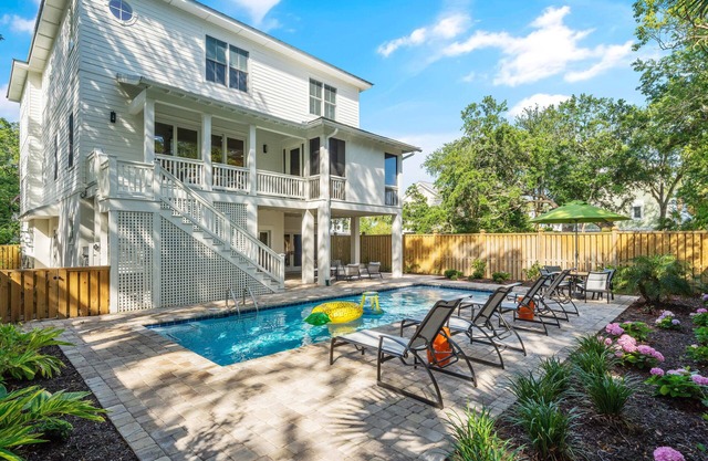 5-bedroom Oceanview beauty is just steps away from the ocean