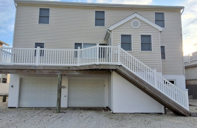 5-bedroom Ocean block house on a large lot with A/C close to all in Ship Bottom