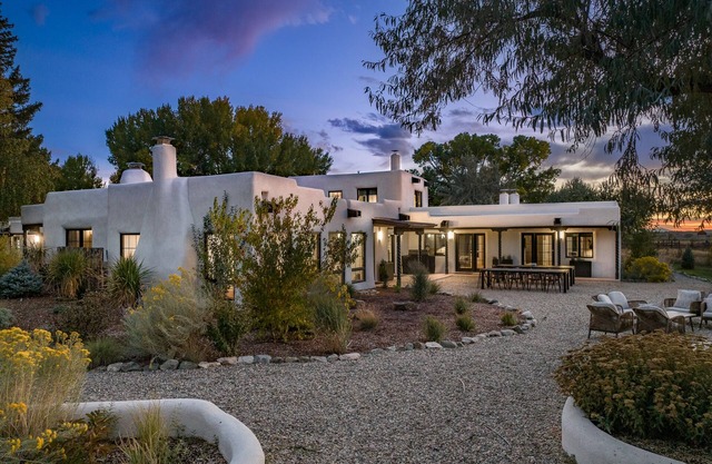 5 Bedroom Taos Luxury Hacienda - Close to Taos Ski Valley - Book now!