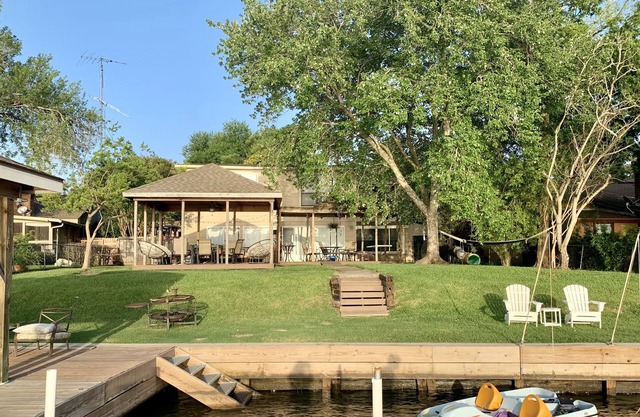 5-bedroom vacation home waterfront on Lake Conroe