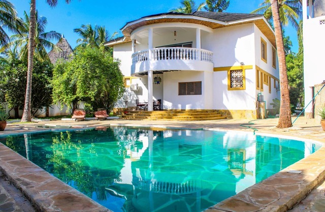 5-bedroom Villa - 3 Mins Walk To The Beach