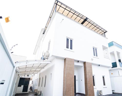 5 Bedroom Villa with Swimming Pool in Lekki Phase 1
