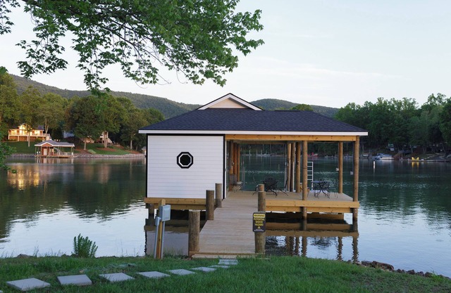 5 Bedroom w/Hot tub and private dock!