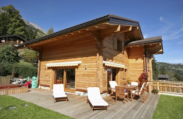 5 bedrooms, spacious, outside jacuzzi, in the center of the Valais