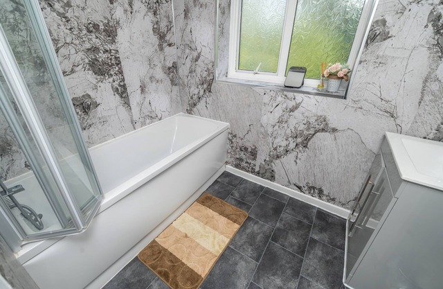 5 beds (3 bedrooms) house, Solihull City Centre, NEC, Train Station, Airport