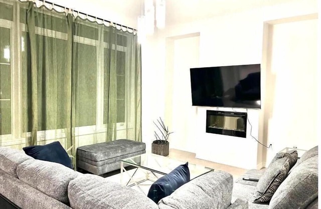 5 Beds Luxury Retreat at Wasaga Beach