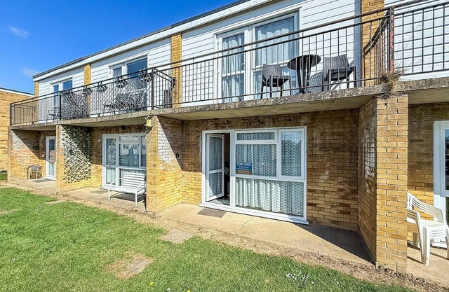 5 berth chalet to hire in Hemsby near Hemsby beach ref 18117B