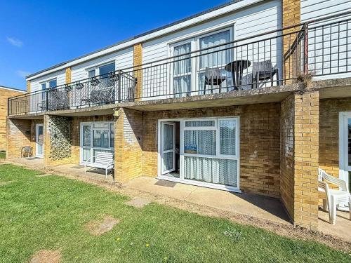 5 Berth Chalet To Hire In Hemsby Near Hemsby Beach Ref 18117B