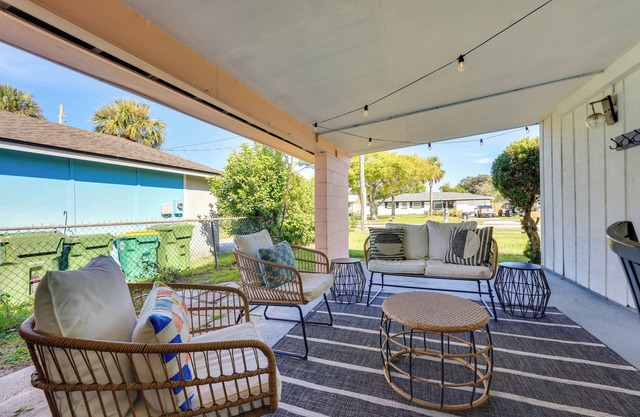 5 Blocks to Jax Beach: Getaway w/ Patio & Yard!