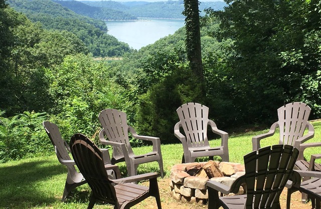 5 BR, 3 King Beds, Fire Pit, Hot Tub, Game room! Amazing Year Round Lake View!