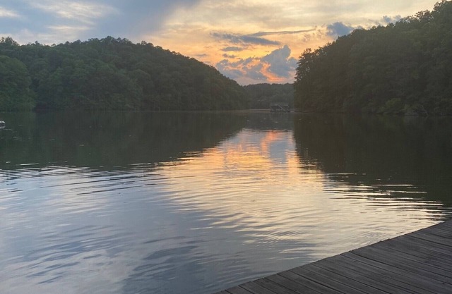 5 BR QUIET Waterfront Spacious Lakehouse on Lake