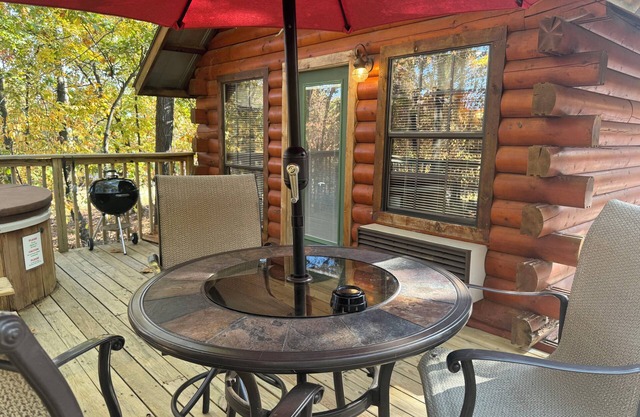 5 Elk Lodge ROMANTIC Log Cabin in the woods. Hot Tub & Wood Burning Fire Place.