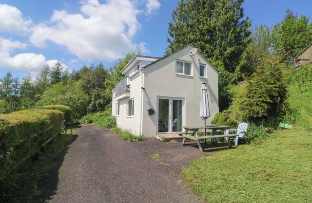 5 FOREST PARK LODGE, pet friendly in High Bickington