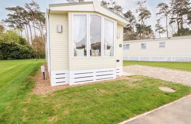 5, FOXBURROW HANG, family friendly, with pool in Fritton