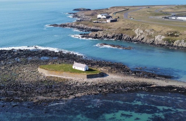5 Glantraeth Farm Cottage, pet friendly near Malltraeth