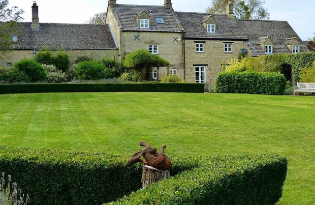 5* Grade II listed 5 bedroom cottage with beautiful gardens