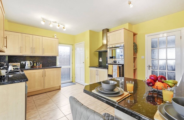 5 guests, 3 bed, 5 beds, 2.5 bathrooms, Close to A10