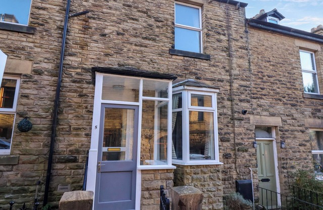 5 HAMILTON TERRACE, pet friendly, with open fire in Pateley Bridge