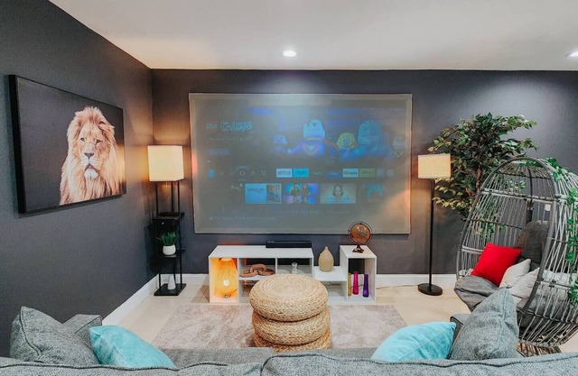 5 King Beds/2 Free Driveway Parking/Pool Table