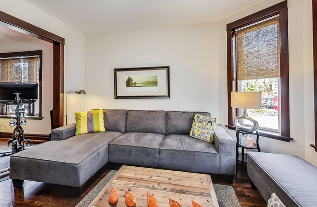 5⭐️ Logan Square-Avondale Chic Urban Retreat