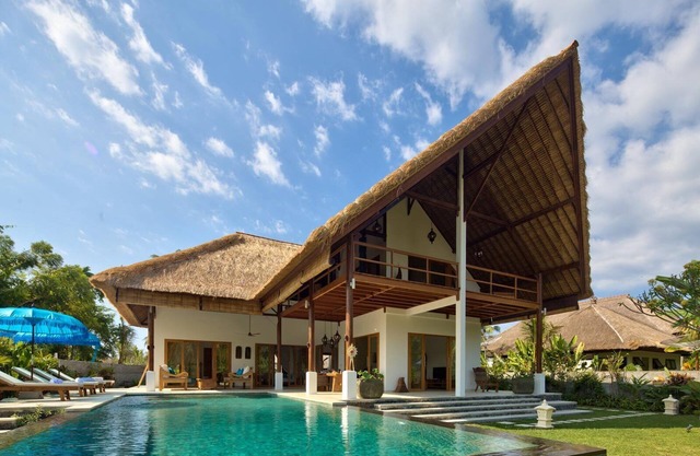 5 * Luxury villa with swimming pool and Wifi, fantastic staff, beach accessible