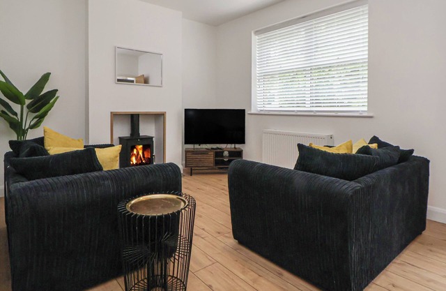 5 MARSH LANE, pet friendly, with open fire in Flint