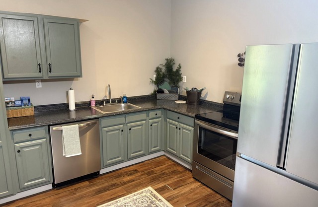 .5 mi. from Weiss Lake - Charming 2 br house with AC, WiFi in Cedar Bluff, AL.