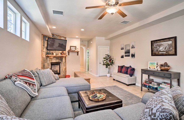 5 Mi to Big Bear Lake: Cozy Cottage w/Hot Tub