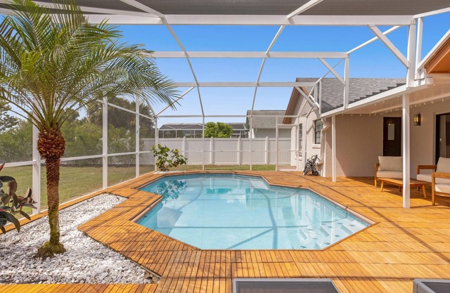 5 miles to Disney Magic with Large Heated Pool