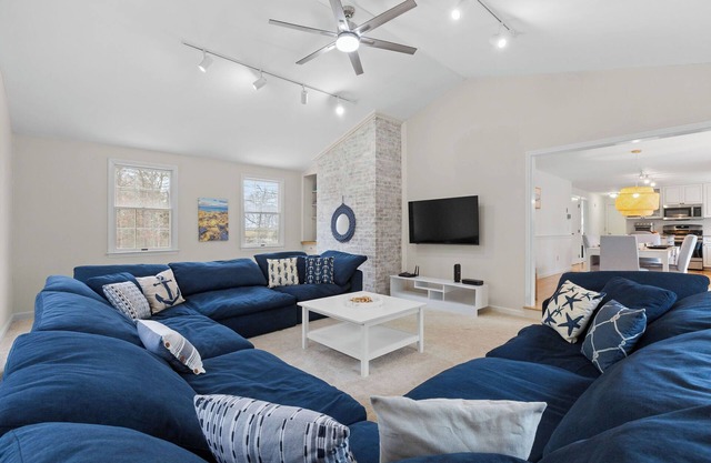 .5 miles to the Beach. Close to Wequasset. Foosball & Kid Friendly Amenities!