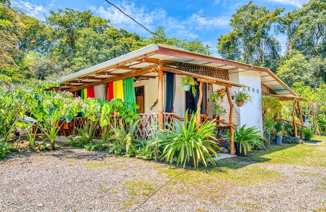 5 min walk to town/beach Quaint 4 BR Eco Lodge