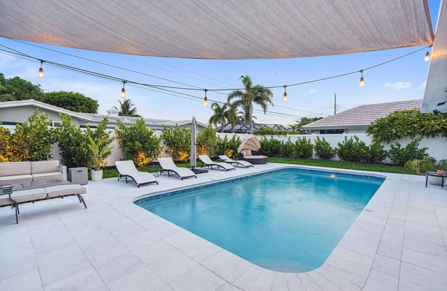 5 min to beach/Lux modern home/Exceptional outdoor area/pool/games