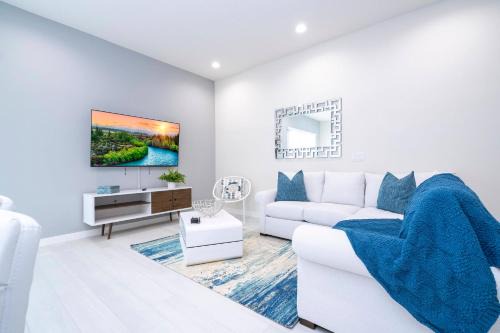 5 min to Disney NEW Upscale 5 Suites Villa