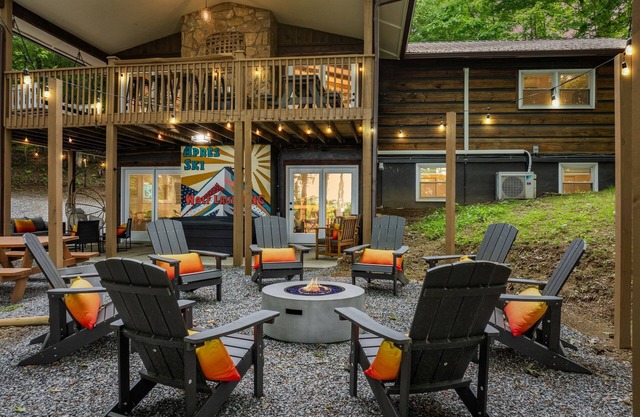 5 Min to Hatley Pointe! Après Ski~HotTub~FirePit