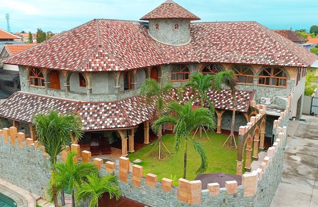 5 min to the beach-9 bedrooms Castle Royal Family Mansion