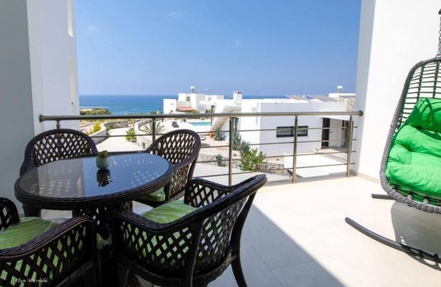 5 min to the sea and the 5 finger mountains