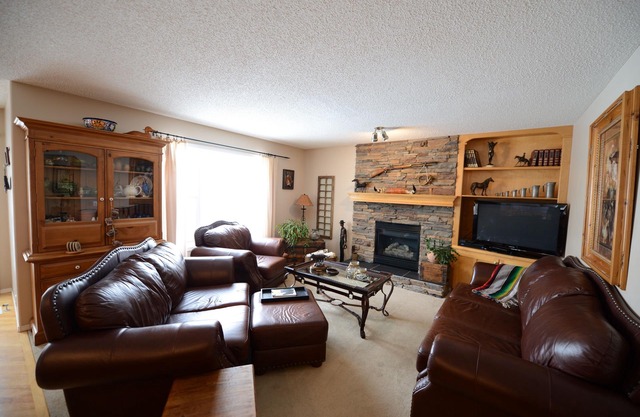 5 min walk to community lake, 1 hour from the mountains, close to Spruce Meadows