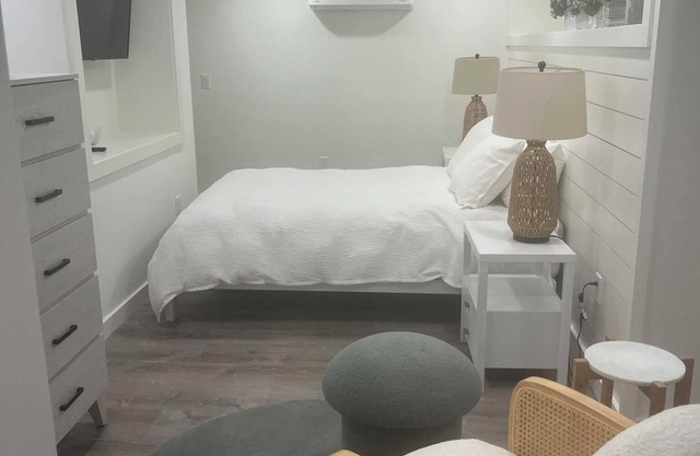 5 min walk to the BEACH ON MARTHA'S VINEYARD. Beautiful, new, modern, 1BED/1BATH