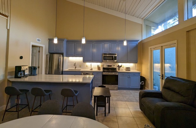 5 min walk to beach club, Sleeps 8, Pool!