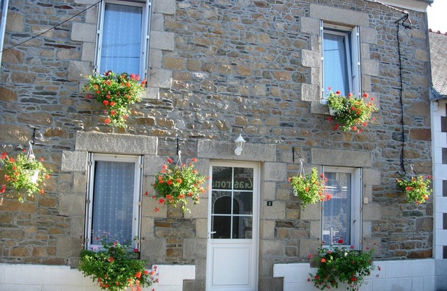5 MINS FROM PAIMPOL BREHAT, 40 MINS FROM COTE DE GRANIT ROSE. 2 TO 12 ADULTS