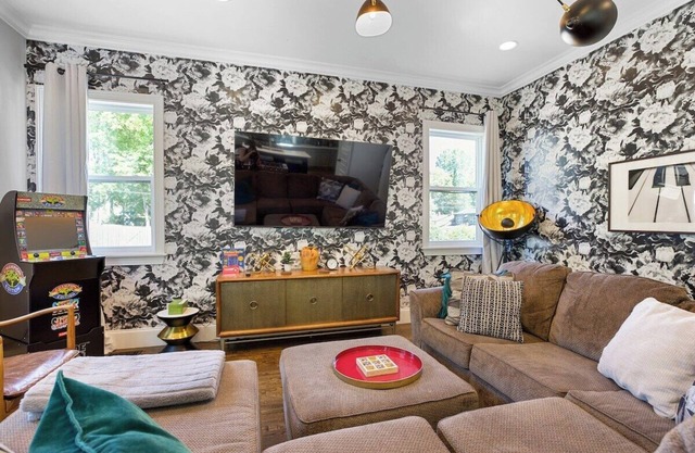5 Mins to Downtown - Big Luxury house - 7 beds