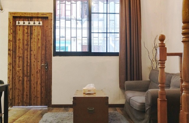5 mins to Nanjing Road, People s Square, Xintiandi