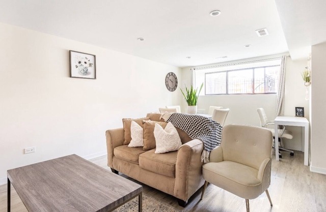 5 mins to the United Center! Cozy 2 bedroom apartment