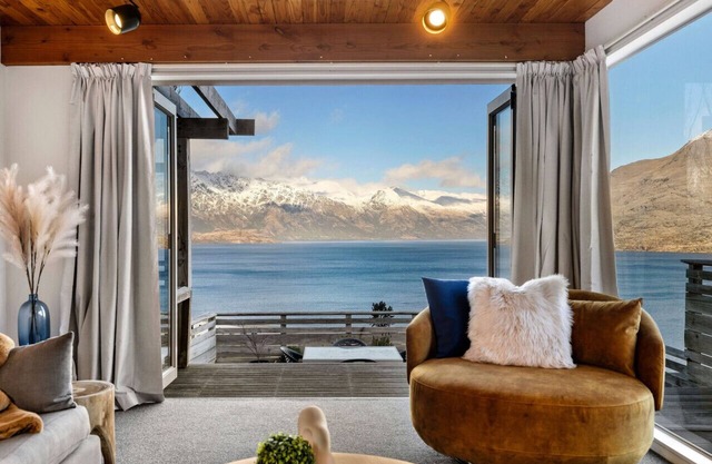 5 minute drive to Queenstown and parking.