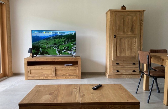 5-minute walk from the center and ski bus, new, comfortable apartment.