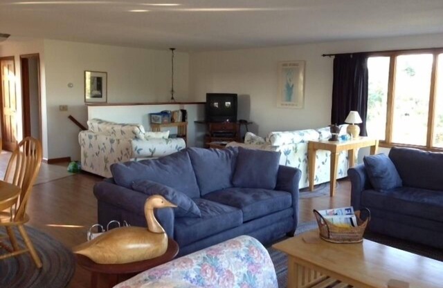 5-minute walk to beach, expansive views of Truro hills