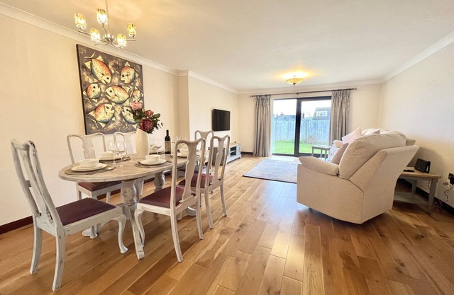 5 minute walk to beach, quite cul-de-sac location, parking for 3 cars