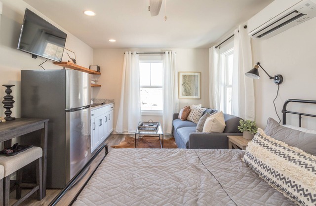 5 Minute walk to Grocery & Grub, 1 mile away from Downtown & Duke University!