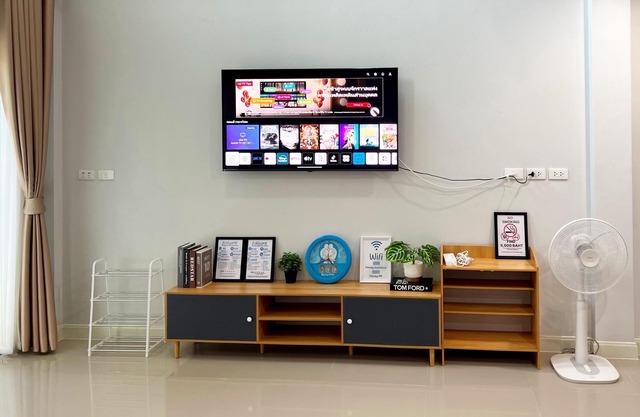 5 minutes Drive to the city center, 9 minutes to Lee Gardens, with free parking.