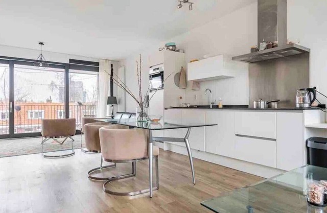 5 minutes from Central Station! Spacious and bright family apartment with roof terrace.